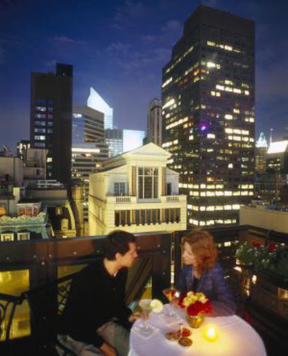Una pareja en la terraza panorámica del hotel Peninsula, en Nueva York.