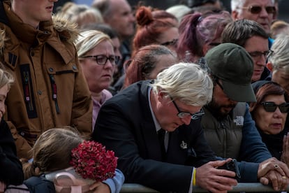 Ciudadanos reaccionan al paso del cortejo fúnebre de Isabel II por la calles de Londres.