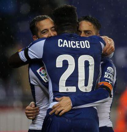 Caicedo festeja un gol junto a Sergio García y Lucas Vázquez.