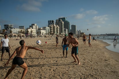 Ambiente en la playa de Jaffa durante el fin de semana.