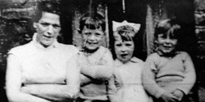 Jean McConville (izquierda), fotografiada junto a tres de sus 10 hijos en una imagen sin fecha.