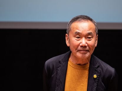 El escritor japonés Haruki Murakami, en la Casa Internacional de Literatura de Waseda, también conocida como Biblioteca Haruki Murakami, diseñada por el arquitecto japonés Kengo Kuma, el 22 de septiembre de 2021.