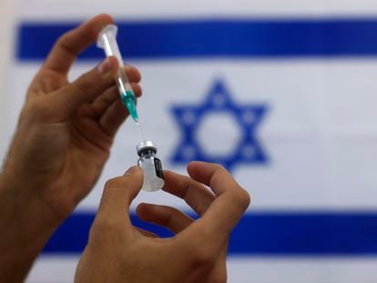 Preparación de la vacuna de Pfizer en un centro médico de Ashdod (Israel), el 7 enero.