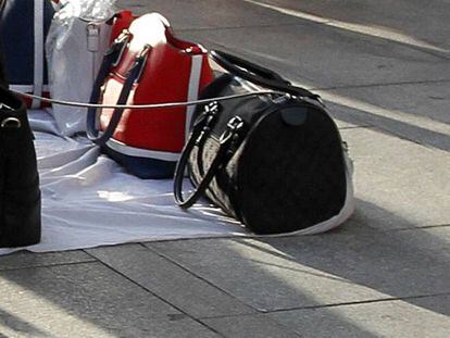 Material de 'top manta' en Gran Vía.