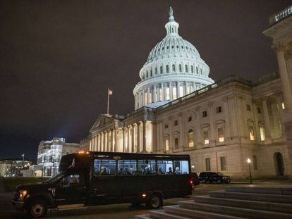 Un bus fuera del Capitolio durante el 'impeachment' a Trump.