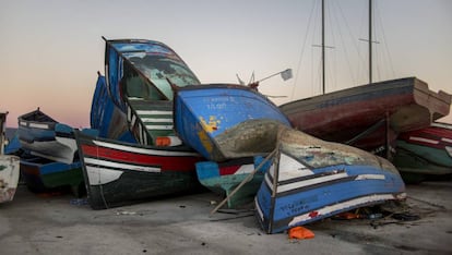 Varias pateras usadas por inmigrantes amontonadas en el puerro de Barbate (Cádiz).