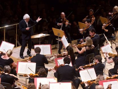 Vladímir Áshkenazi dirigiendo la 'Décima Sinfonía', de Shostakóvich, en el Auditorio Nacional.