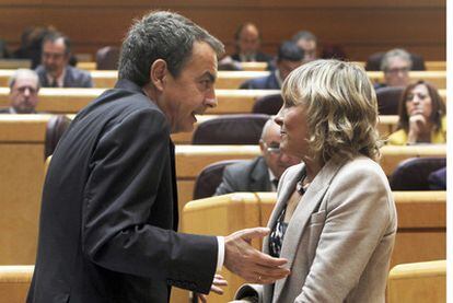 El presidente José Luis Rodríguez Zapatero habla con la senadora de UPN María del Mar Caballero, hija del concejal Tomás Caballero, asesinado por ETA en 1998.