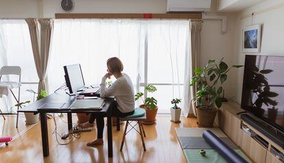 En muchos hogares donde los dos teletrabajan, ellas han quedado relegadas a los espacios menos tranquilos para trabajar.