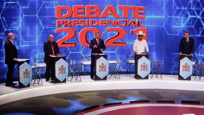 Los candidatos a la presidencia de Perú, este miércoles en el último debate televisado.