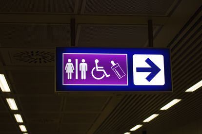 Una indicación en un espacio público para el acceso a los baños, a personas con discapacidad y de lactancia.