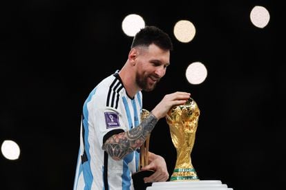 Messi, con la copa del Mundial el 18 de diciembre.