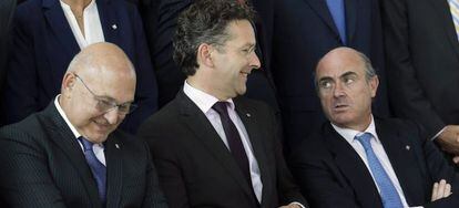 De izquierda a derecha, el ministro franc&eacute;s de finanzas Michel Sapin, el presidente del Eurogrupo Jeroen Dijsselbloem y el ministro espa&ntilde;ol de econom&iacute;a Luis de Guindos 