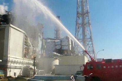 Un camión de bomberos rocía el reactor número 3 de la central de Fukushima I, en una imagen suministrada por el Ministerio de Autodefensa.