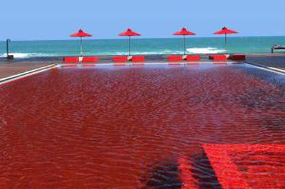 Piscina de aguas rojas del Library Resort, en Tailandia.