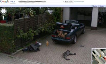 Un hombre desnudo en un maletero captado por Street View en Alemania.