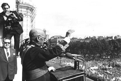 Franco, en octubre de 1975 en la plaza de Oriente, cuando calificó de "conspiración masónica izquierdista" la repulsa mundial a las ejecuciones.