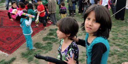 Varios niños afganos juegan el pasado 25 de abril, en Kabul.