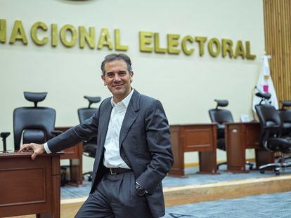 Lorenzo Córdova, presidente del Instituto Nacional Electoral, en la sala de sesiones del consejo general del INE.