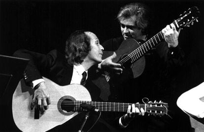 Dos virtuosos de la guitarra. Manolo Sanlúcar colaboró en 'Zyryab' (1990), álbum de Paco de Lucía en el que también participaron Chick Corea, Carles Benavent, Jorge Pardo, Rubem Dantas, Ramón de Algeciras, Pepe de Lucía y el joven cantaor El Potito.