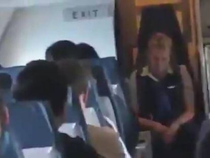En vídeo, imágenes de la azafata durante el vuelo.