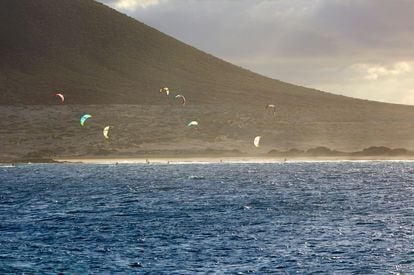 Otra de las joyas naturales de la costa oriental tinerfeña es la playa de El Médano, partida en dos por un cono volcánico y poblada habitualmente de 'kitesurfistas'.