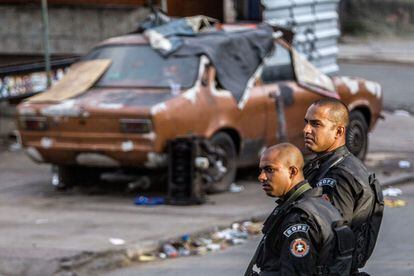 Policiais del BOPE (Batallón de Despliegues policiales Especiales de la Policía Militar) vigilan las calles de las favelas que componen el Complexo da Maré en Río de Janeiro.