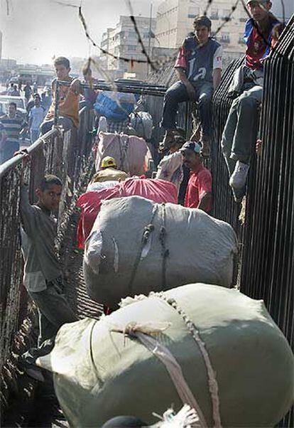 Tráfico de mercancías en el paso fronterizo melillense de Benienzar.