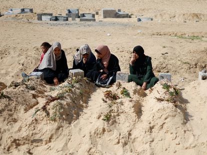 Un grupo de mujeres palestinas visita un cementerio en Rafah, al sur de Gaza, este lunes.