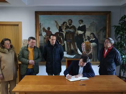 El presidente regional, Alfonso Fernández Mañueco, en una visita al municipio vallisoletano de Villalar de los Comuneros, donde ha firmado en el libro de honor en la conmemoración del Día de Castilla y León.