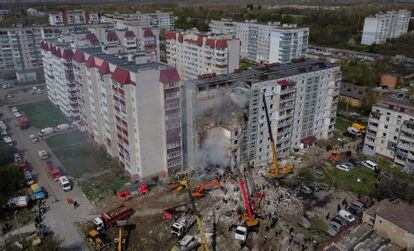 Vista aérea del edificio afectado por un bombardeo ruso en  Uman.