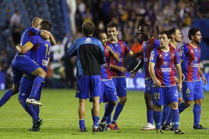 Los jugadores del Levante celebran el triunfo ante el Málaga.