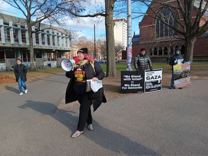 Activistas propalestinos, este miércoles en el campus de Harvard.