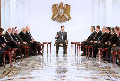 Bachar El Asad se re&uacute;ne con una delegaci&oacute;n de pol&iacute;ticos libaneses en Damasco, el 21 de abril.