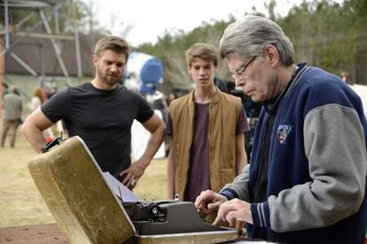 Stephen King (escribiendo) hace un 'cameo' en la segunda temporada de la serie de televisión 'La cúpula' .