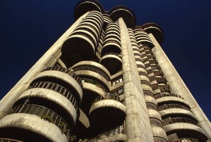 Torres Blancas, en el barrio de Avenida de América, en Madrid, iban a ser de hecho dos torres, aunque no sabemos si blancas: "Estamos convencidos de que habrían sido distintas, no le gustaba repetir", dicen sus hijos. |