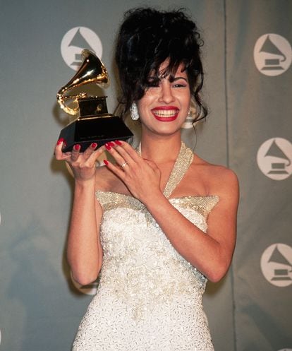 Selena Quintanilla posando con el Grammy.