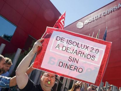 Un centenar de trabajadores de Isolux protesta ante la sede antes de la celebraci&oacute;n de la Junta. 