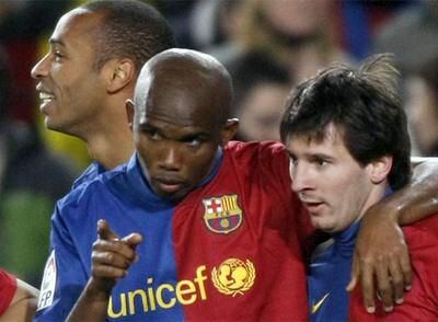 De izquierda a derecha, Henry, Eto'o y Messi celebran uno de los goles del camerunés al Sporting.