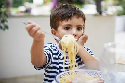 Es importante enseñar a los niños a masticar correctamente.