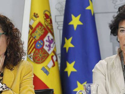 La ministra de Hacienda, María Jesús Montero, y la Portavoz del Gobierno, y responsable de Educación, Isabel Celaá, el jueves tras el Consejo de Ministros.
