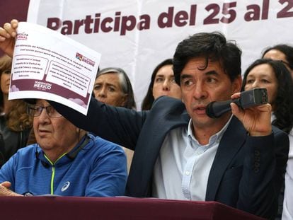 Jesús Ramírez, portavoz de López Obrador, muestra la pregunta de la consulta sobre el aeropuerto. 