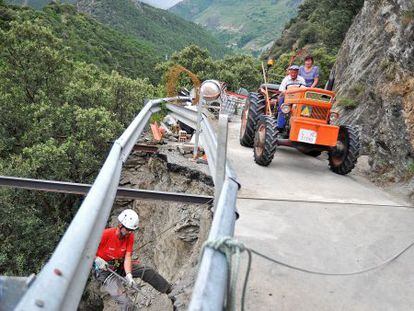 Trabajos de reparaci&oacute;n del despredimiento en la carretera de Berr&oacute;s.