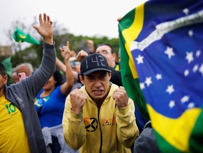 Un partidario de Bolsonaro durante la protesta por la elección de Lula da Silva, a las afueras de São Paulo, en Barueri (Brasil), este miércoles.