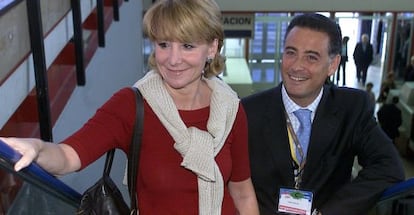 Esperanza Aguirre y Alberto López Viejo en un acto electoral del PP en 2003.