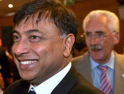 Lakshmi Mittal, presidente del grupo Mittal Steel, y Josef Kinsch, presidente de Arcelor, en la rueda de prensa.