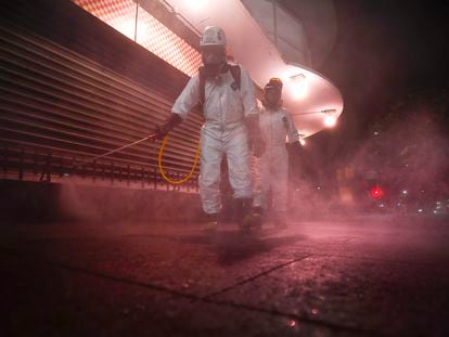 Trabajadores sanitarios desinfectan las calles en Caracas, Venezuela.