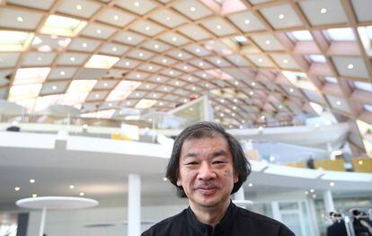 El arquitecto japonés Shigeru Ban posa durante la inauguración de la nueva sede de la marca de relojes Swatch