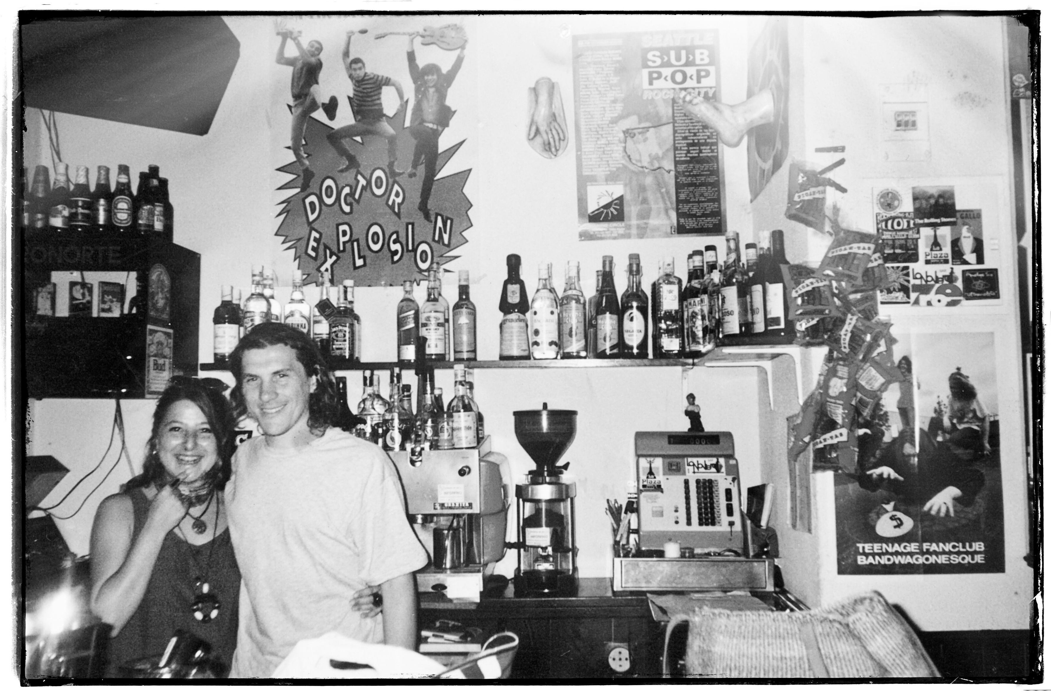 Carmen González del Valle, cofundadora de La Plaza y fallecida en 2015, con Nacho Álvarez, el otro fundador y hoy único dueño, a las pocas semanas de inaugurar el bar, en los primeros meses de 1993.