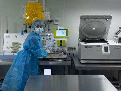 Una técnica de laboratorio clínico y biomédico trabaja en uno de los espacios del Hospital Clínic donde se elabora el CAR-T.
